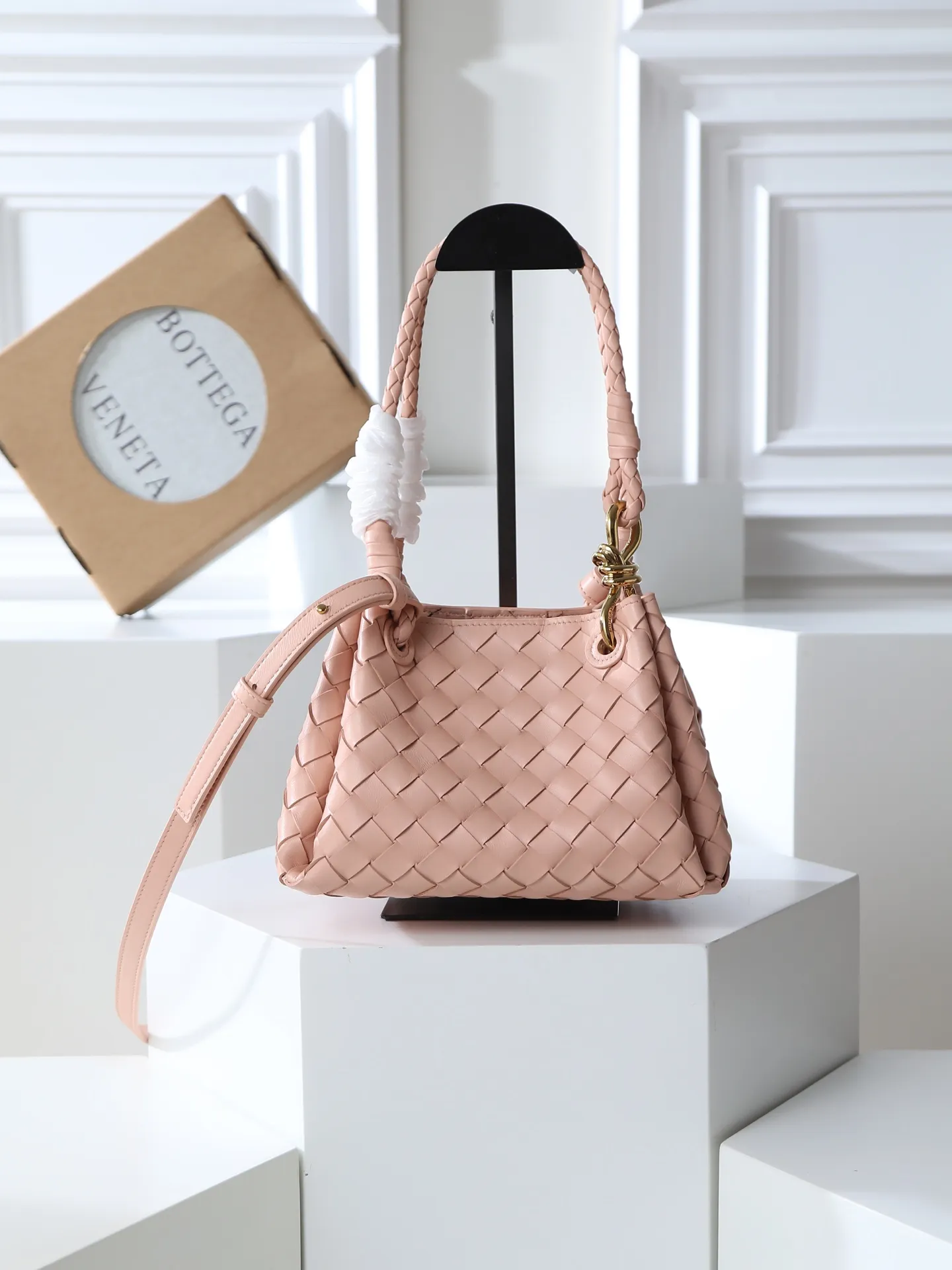1250. Home B has a new product! Andiamo combines archive parachute handbags to inherit retro elements and integrate modern trends. The same style as Shu Qi's Night in Beijing. It is a continuation of the classic bag. It has three functions: hand carry, shoulder and cross-body. It is embellished with metal brass knot buckles. It is small and has an amazing capacity. It can easily hold all kinds of daily necessities with a box, sunglasses, small bottle, water powder, charger, and the upper body is versatile. Style number: 796569 Size: 21*17*16.5cm